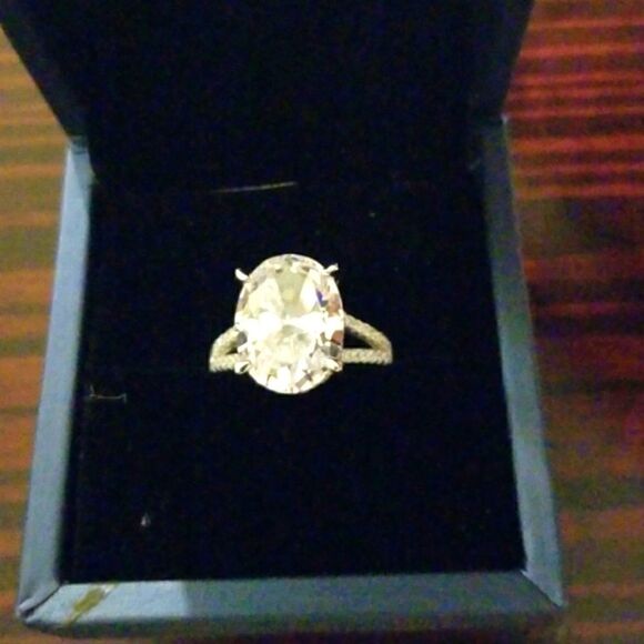 HOST PICK!!!🎉🎉🎉🏆🏆🏆🥂🥂🥂GORGEOUS 7 carat WHITE TOPAZ AND CRYSTALS!!! - Picture 1 of 3